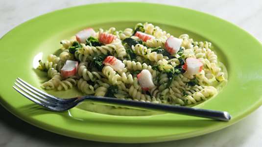 Τριβελάκια με καβούρι και ρόκα